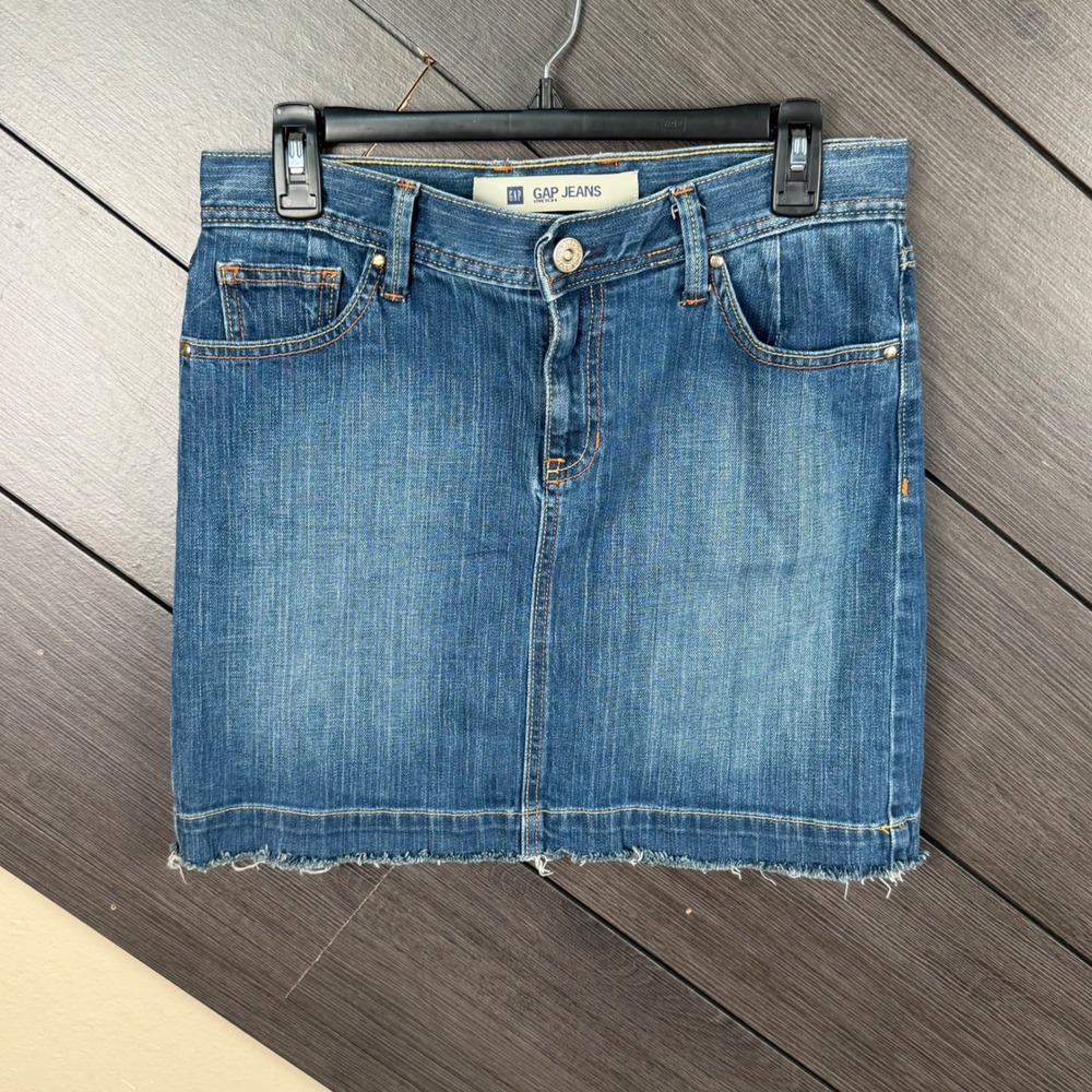 Gap Women's Y2K Denim Mini Skirt Size 6 Raw Hem Stretch Medium Wash Streetwear